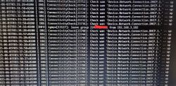 Zrzut ekranu z logów routera pokazujący powtarzające się komunikaty „ConnectivityCheck” i informację o opuszczeniu grupy przez adres IP.