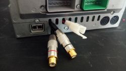 HU-605 Volvo: Jak wyprowadzić kabel AUX bez wymiany radia?