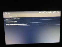 Ekran urządzenia z opcjami resetowania, w tym reset Wi-Fi, transmisji i Bluetooth.
