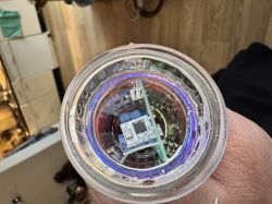 Top view of the inside of a GU10 diode with a visible electronic chip in the center.