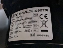 Etykieta silnika pokazująca specyfikacje techniczne.