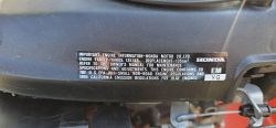 Naklejka z informacjami na silniku Honda