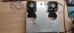 Metalowa płyta z dwoma wentylatorami 80 mm i dwoma dużymi okrągłymi otworami na blacie