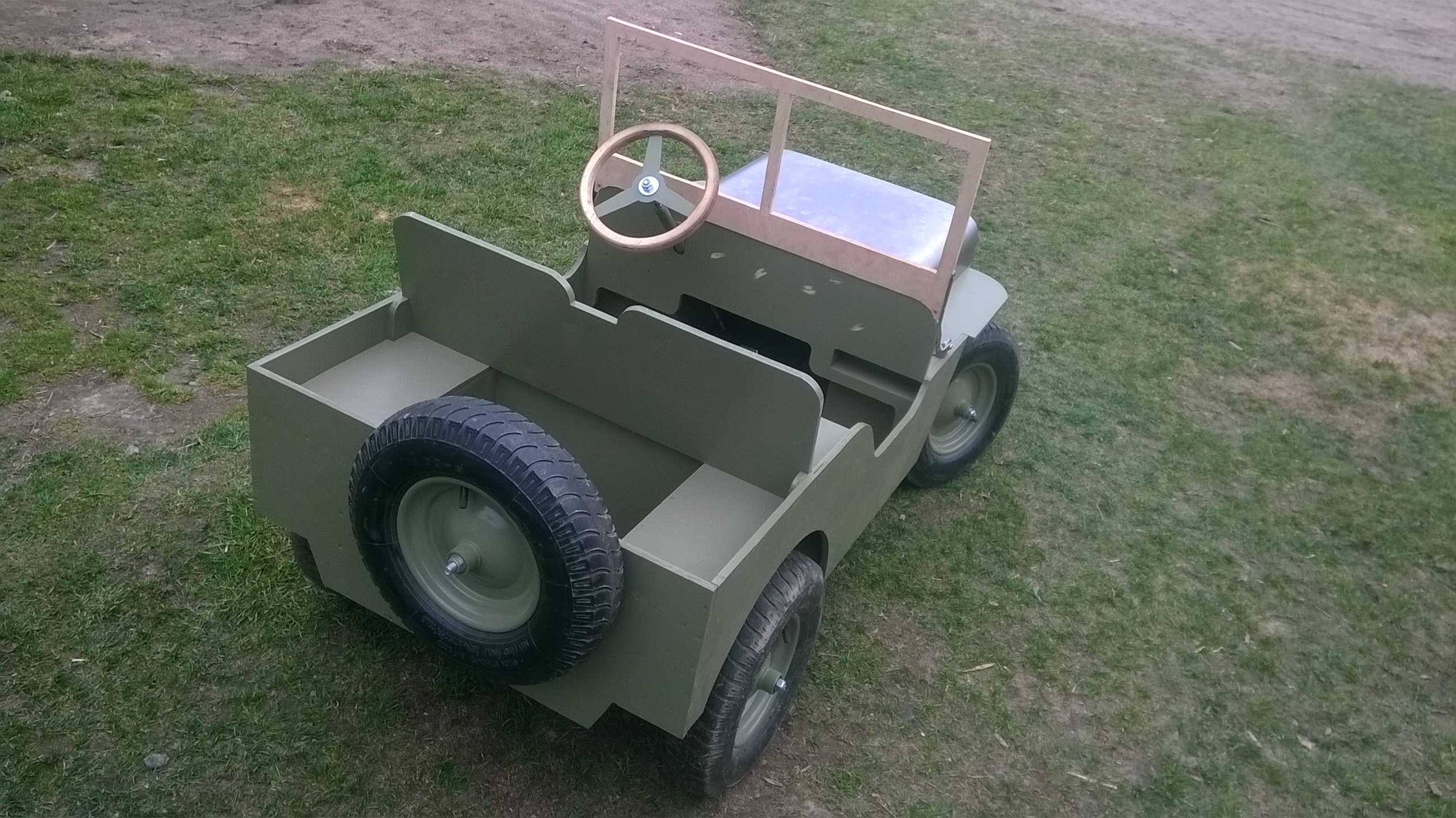 Elektryczny jeep willys MB w skali 12 elektroda.pl