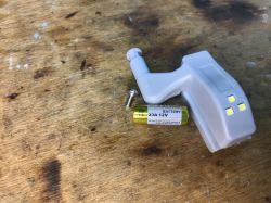 Lampki LED do szafy montowane na zawias - małe i praktyczne