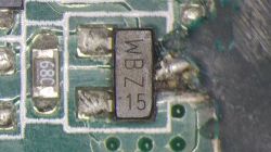 Zbliżenie na fragment obwodu drukowanego z elementem WBZ15 i uszkodzeniem laminatu