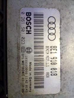 Zbliżenie na etykietę sterownika silnika Bosch z oznaczeniem Audi 8E1 910 018