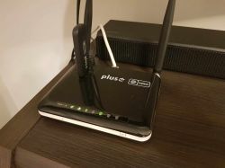 Router Plus z dwoma antenami i podłączonym modemem USB.
