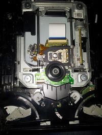 PS3 60GB Fat60 - Napęd zatrzymuje się po wymianie lasera, brakujący plastik?
