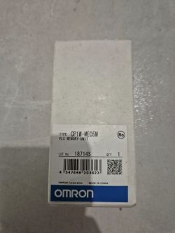 Opakowanie Omron CP1W‑ME05M, moduł pamięci PLC, z etykietą i kodami kreskowymi