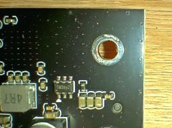 Zbliżenie na fragment płytki PCB stacji dokującej BS-HD01S z widocznym układem oznaczonym jako TM3ey2 i otworem montażowym.