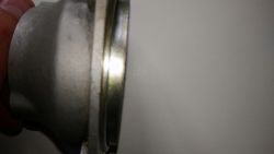 Zbliżenie na metalowy element z widocznym odchyleniem koszyka sprzęgła.