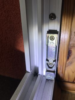 Gdzie znaleźć okucia do uchylnego okna z lat 90?