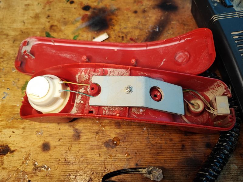 Wnętrze słuchawki telefonu stacjonarnego Proton T1332 z lat 90.