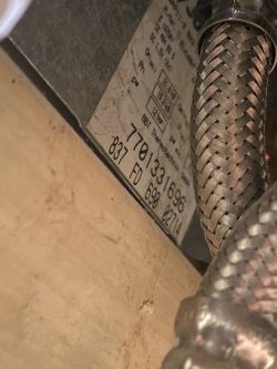 Zdjęcie tabliczki znamionowej pieca z numerem seryjnym i danymi technicznymi.