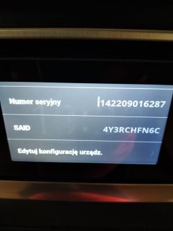 Wyświetlacz piekarnika Whirlpool pokazujący numer seryjny i SAID.