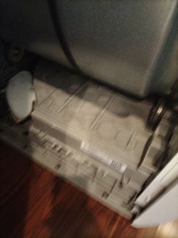 Wnętrze suszarki Electrolux z widocznym plastikowym modułem obok bębna