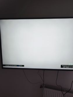 Telewizor z białym ekranem i paskiem informacyjnym