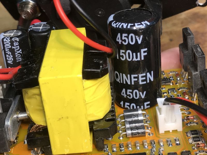 Wnętrze przetwornicy samochodowej z widocznym kondensatorem o pojemności 150µF i napięciu 450V.