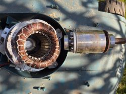Makita 3710 buczy po włączeniu i blokuje trzpień noża, grzeje element