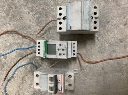 Jak podłączyć F&F PCZ 521.3 do stycznika Hager ESC 440?