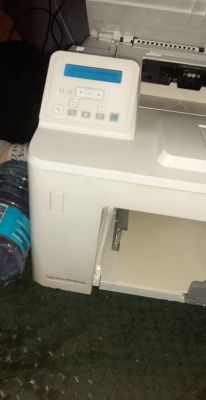 Panel sterowania drukarki HP z komunikatem „Błąd pamięci materiałów”