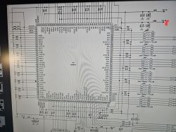 Fragment schematu elektronicznego z zaznaczeniem napięcia 1.8V.
