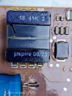 Makrofotografia płytki PCB z czarnym układem „μspire 06/23” i elementami SMD.
