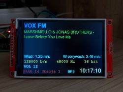 3.5-inch color LCD showing internet radio interface with playback data