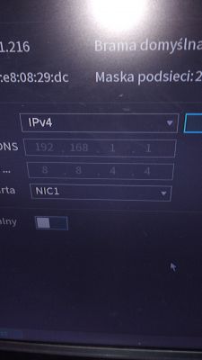 Zrzut ekranu przedstawiający okno ustawień sieciowych z wybranym protokołem IPv4 oraz wprowadzonymi adresami IP i DNS.