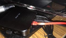 Smart TV Android Box podłączony do telewizora przez HDMI