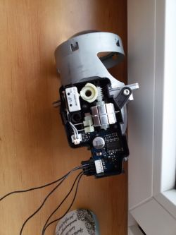 Uruchomienie silniczka/przesłony w reflektorach Hella Variox bez samochodu