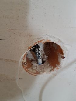Co to za kabel? Mieszkanie w stanie deweloperskim z dziwnym kablem