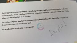 Wydrukowana kartka z podziękowaniem za pomoc w naprawie kartridża, z dopiskiem „Dzięki!” długopisem.