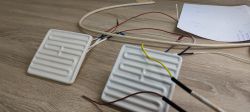 Dwa ceramiczne moduły grzewcze z podłączonymi przewodami na blacie
