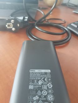 Napięcie na obudowie laptopa podczas ładowania w starym bloku