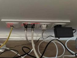 Zestaw gniazdek w ścianie z kablami Ethernet, antenowym i zasilaniem