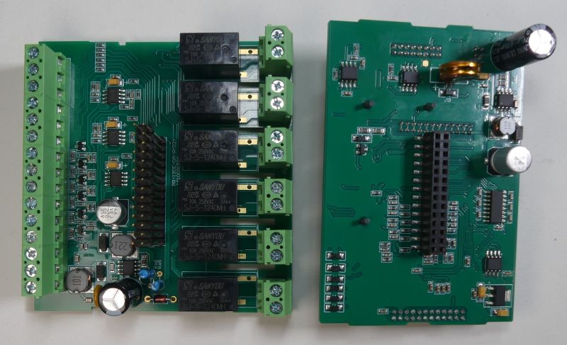 Dwie zielone płytki drukowane PCB z komponentami elektronicznymi, przekaźnikami i złączami śrubowymi.