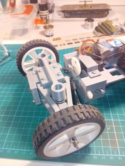 Model samochodu RC na zielonej macie do cięcia