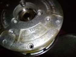 Zbliżenie na metalową część wentylatora z napisem Made in Germany.