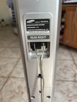 Srebrna kolumna głośnikowa Samsung model PS-RTP33 z widocznymi wejściami na przewody.