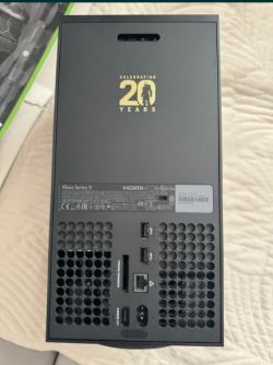 Tył konsoli Xbox Series X Halo Infinite Limited Edition na poduszce