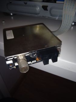 Moduł z amplitunera Kenwood z uszkodzonym gniazdem antenowym.