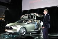 Tesla przedstawiła elektrycznego SUVa, czyli Model X Tesla przedstawiła elektrycznego SUVa, czyli Model X