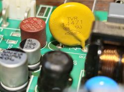 Zbliżenie na podzespoły elektroniczne na płytce PCB sprężarki