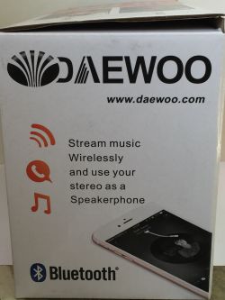 Verpackung des DA-7020-Geräts mit Daewoo-Logo, Bluetooth-Nutzungshinweisen und einer Handy-Grafik.