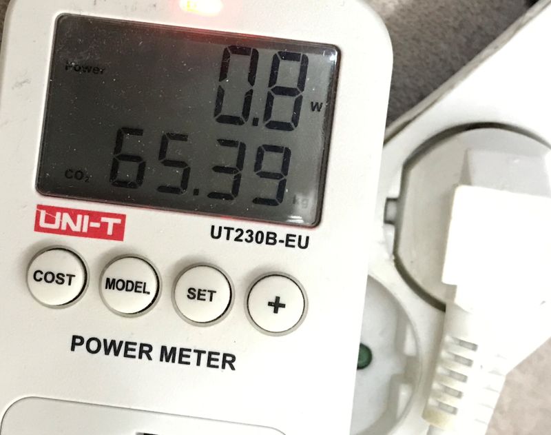 UNI-T UT230B-EU power meter display shows 0.8 W and 65.39 kg CO₂