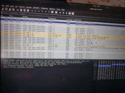 Ekran monitora z uruchomionym Wiresharkiem pokazujący ruch protokołu SSDP i adresy multicast.