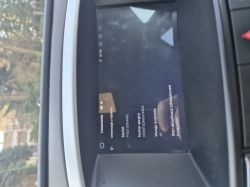 Ekran systemu multimedialnego w samochodzie wyświetlający ustawienia urządzenia z informacjami o wersji Androida.
