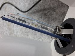 Zbliżenie na żarówkę ksenonową D2S z widocznym żółtawym nalotem wewnątrz bańki